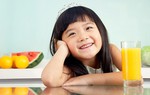 Mẹ ép nước hoa quả cho bé 1 tuổi uống mỗi ngày mà không ngờ đang hại con
