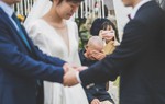 Cô dâu nhìn lễ đường rồi bật khóc, bố chú rể liên tục rơi nước mắt
