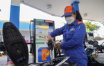 Giá xăng giảm nhẹ sau 7 lần tăng liên tiếp