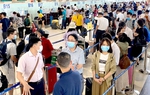 Hành khách vật vã vì hàng không quá tải trên trời, dưới đất