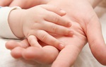 Móng tay bé có đốm trắng hạt gạo là dấu hiệu của thiếu chất gì?