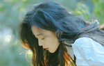 Ngày cưới, nhìn chồng bế con gái lên lễ đường, tôi bật khóc nức nở