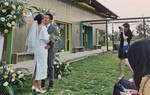 Đám cưới tiết kiệm, sử dụng toàn "cây nhà lá vườn" tại nông trường của kỹ sư nông nghiệp