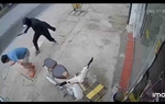 Đang đi bộ, bị kẻ bịt mặt chém lìa chân