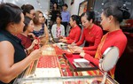 Giá vàng "bốc hơi" 5 triệu đồng/lượng khiến người mua "đứng ngồi không yên"