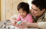 Những cột mốc "vàng" để dạy trẻ tự lập