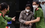 Đôi tình nhân bạo hành bé gái tử vong bị áp giải đến tòa sáng 21/7