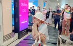 Cô gái ngồi trên băng chuyền hành lý có thể bị cấm bay