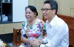 Phó Thủ tướng Vũ Đức Đam thăm nữ anh hùng "đếm bom" ở ngã ba Đồng Lộc