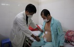 Sau tai nạn giao thông, bụng người đàn ông to như ‘bà bầu sắp đẻ’