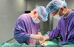 Vú chảy mủ sau khi tiêm filler tạo "ngực khủng"