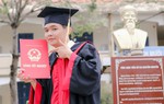 Bố bán hủ tiếu, mẹ là công nhân: Thủ khoa tỉnh Sóc Trăng mong kiếm được nhiều tiền để bố mẹ đỡ vất vả