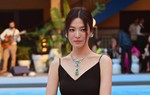 Song Hye Kyo xuất hiện đầy quyền lực tại Paris