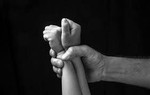 Những cách cha mẹ giúp con phòng tránh bị xâm hại 