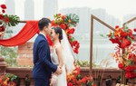 Đám cưới đỏ rực bên bờ sông: Cô dâu làm một việc "siêu đặc biệt" trong hôn lễ