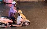 Hà Nội: Sau trận mưa lớn nhiều tuyến phố bị ngập, người dân khó khăn di chuyển về nhà