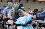 Xúc động chị teo 2 chân chở em khuyết tật đi thi tốt nghiệp THPT 2022