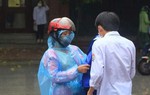 Cảm động những câu con động viên bố mẹ trước khi vào phòng thi 
