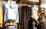 Thời tiết oi bức, tiểu thương Hà Nội bán đồ chống nắng "hốt bạc" mỗi ngày