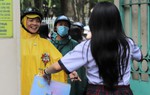 Dù kết quả ra sao, mẹ vẫn tươi cười đón con sau buổi thi cuối