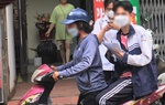 Bác đưa cháu đi thi: “Hy vọng cháu đạt được mơ ước!”