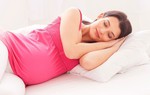 4 tư thế ngủ của mẹ bầu có thể gây hại thai nhi