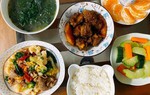 Đến thăm chị gái, tôi kinh ngạc khi nhìn mâm cơm "ở cữ" 
