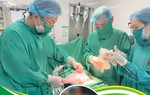 Khối u buồng trứng nặng hơn 8kg
