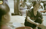 Đứa trẻ đặc biệt “lẽo đẽo” theo mẹ đi rửa bát thuê