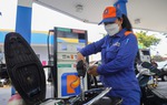 Giá xăng tiếp tục giảm thêm gần 1.000 đồng/lít