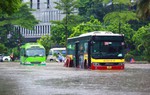 Hà Nội ngập nặng sau trận mưa kỷ lục từ đêm đến sáng, mưa còn kéo dài đến bao giờ?