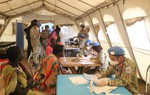 Các chiến sĩ “mũ nồi xanh” khám chữa bệnh thiện nguyện trong mùa mưa lũ ở Nam Sudan