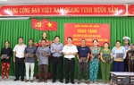 Quân chủng Hải quân tặng 500 đèn đi biển cho ngư dân