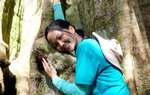 Hoa hậu H’Hen Niê trồng rừng và trò chuyện với cây