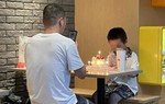 Bình luận vô tâm và ác ý khi bố con mừng sinh nhật trong cửa hàng gà rán 
