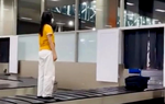 Liên tiếp các nữ hành khách đứng lên băng chuyền hành lý ở sân bay: Cục Hàng không xử lý thế nào?
