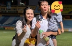 Đi cổ vũ chồng đá bóng, bà xã Duy Mạnh lộ bụng lùm lùm, nghi mang bầu bé thứ 2