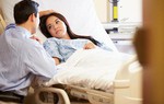 Nhìn cách con rể chăm sóc vợ nằm liệt giường mà mẹ tôi hối hận