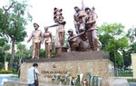 Người dân đặt hoa bên tượng đài, tưởng niệm 3 cảnh sát hy sinh khi tham gia chữa cháy