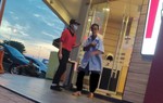 Những người già bị bỏ rơi trong thế giới công nghệ