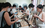Người trẻ thích thú, muốn mua hết những món đồ thủ công xinh xắn dễ thương