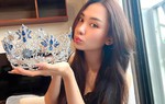 Không váy áo lụa là, lần đầu Mai Phương diện đầm ở nhà xuất hiện cùng vương miện
