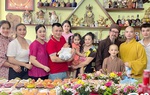 Mâm cúng đầy tháng con trai NSND Tự Long đầy ắp các loại bánh