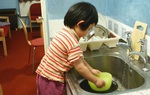 Gửi con sang nhà mẹ chồng và em gái luân phiên mỗi người nửa năm, mẹ bỉm sững sờ khi con trở về