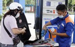 Từ 15h ngày 22/8: Sau 5 lần giảm liên tiếp, giá xăng giữ nguyên, giá dầu tăng gần 900 đồng/lít