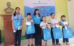 Chăm lo cho học sinh nghèo nhân dịp đầu năm học mới