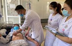 2 mẹ con bị ong đốt, một người tử vong