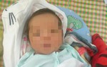 Nghệ An: Bé trai sơ sinh bị bỏ rơi trước cổng trạm y tế