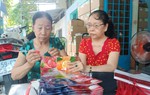 Giúp chị em cùng phát triển kinh tế nhờ nghề gia công bao bì