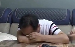 Tân hôn mẹ vợ gọi điện tới, bà xã tức tốc ra khỏi nhà nhưng suốt 1 năm chưa quay về